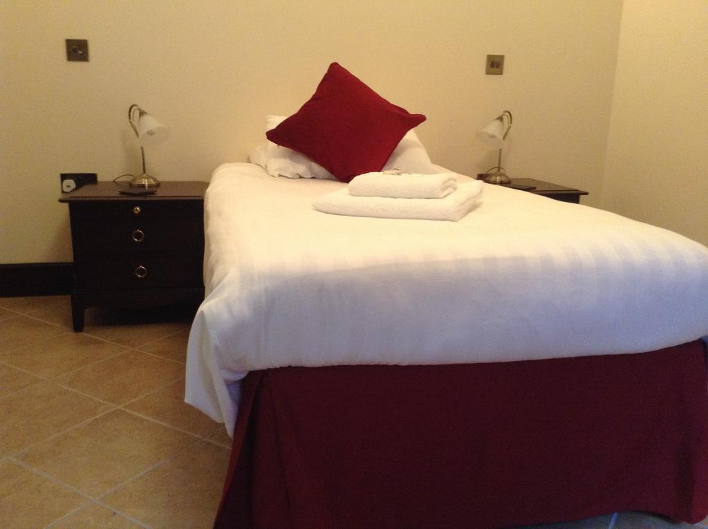 The Crown Hotel Mundford Ruang foto