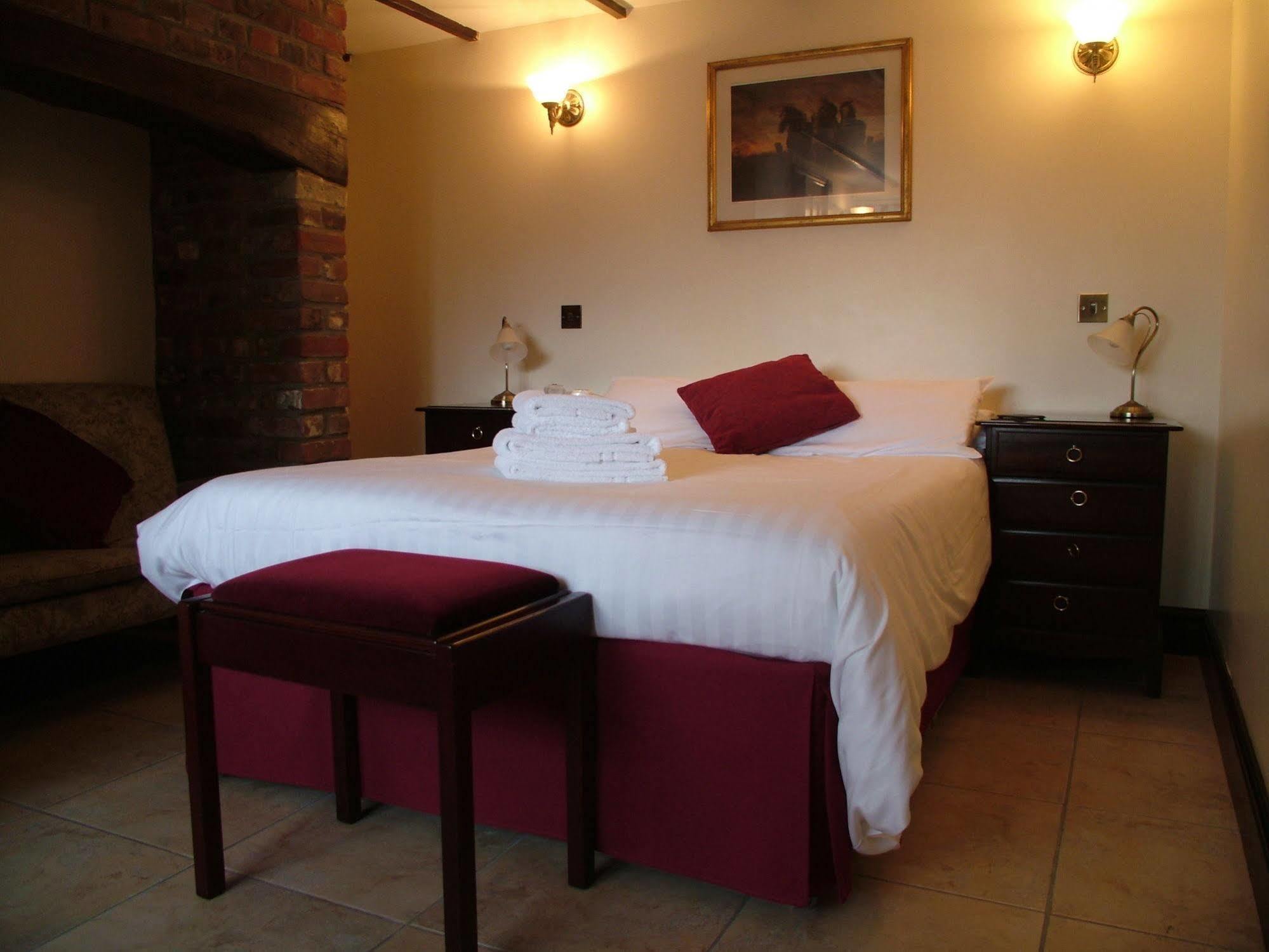 The Crown Hotel Mundford Bagian luar foto